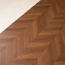 ÉCHANTILLON - Parquet massif chêne français, Pointe de Hongrie, Chevron 600x120x15 mm, Teinte foncée Élégante - DILECI
