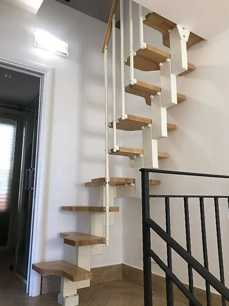 Escalier 1 quart tournant 10 marches - Hauteur à franchir de 2.21 à 2.61m - Largeur 61cm - Couleur bois et blanc -
