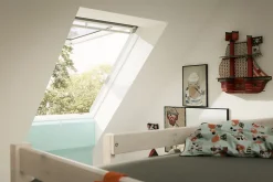 Fenêtre de toit à projection VELUX Tout Confort Whitefinish - bois peint en blanc L. 55 x H. 98 cm (GPL 2057 CK04)