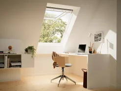 Fenêtre de toit à projection VELUX Confort Whitefinish - bois peint en blanc L. 78 x H. 140 cm (GPL 2076 MK08)
