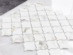 Mosaïque en céramique sur maille pour salle de bain ou cuisine 28.2 cm x 30 cm - Marble Arabesque