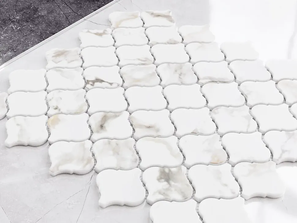 Mosaïque en céramique sur maille pour salle de bain ou cuisine 28.2 cm x 30 cm - Marble Arabesque