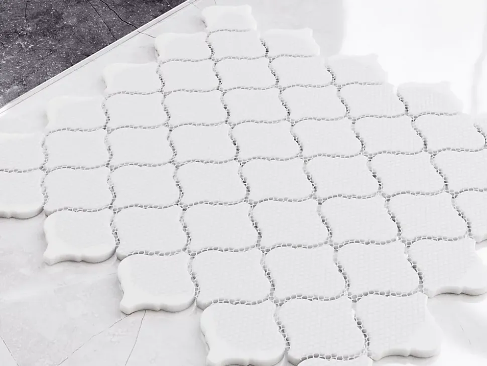 Mosaïque en céramique sur maille pour salle de bain ou cuisine 28.2 cm x 30 cm - Marble Arabesque