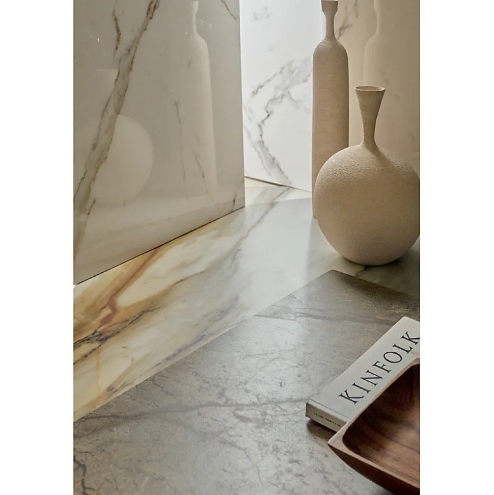 Mosaïque mur effet marbre décor orné d'inserts en or beige 41,02X30,3 cm - SCULTOREA Calacatta oro fino tessere arco oro reflex
