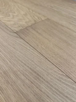 Parquet Chêne contrecollé verni brossé Pr Bis (petits nœuds) invisible Chelsea 150x14mm - LV - 4mm de couche d'usure