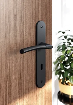 Poignée sur plaque avec serrure, noir mat, L.128 mm x l.40 mm, entraxe 195 mm, GoodHome Hirel vendue par 3 pièces