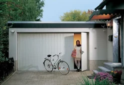 Porte de garage basculante avec portillon Hormann blanc trafic RAL 9016 - l.237,5 x h.200 cm