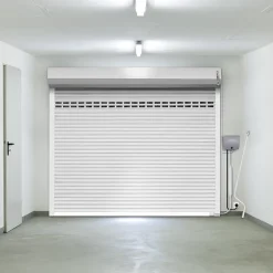 Porte de garage motorisée enroulable aluminium Ambre Blanc H.200 x L.300 cm avec hublots Protecta