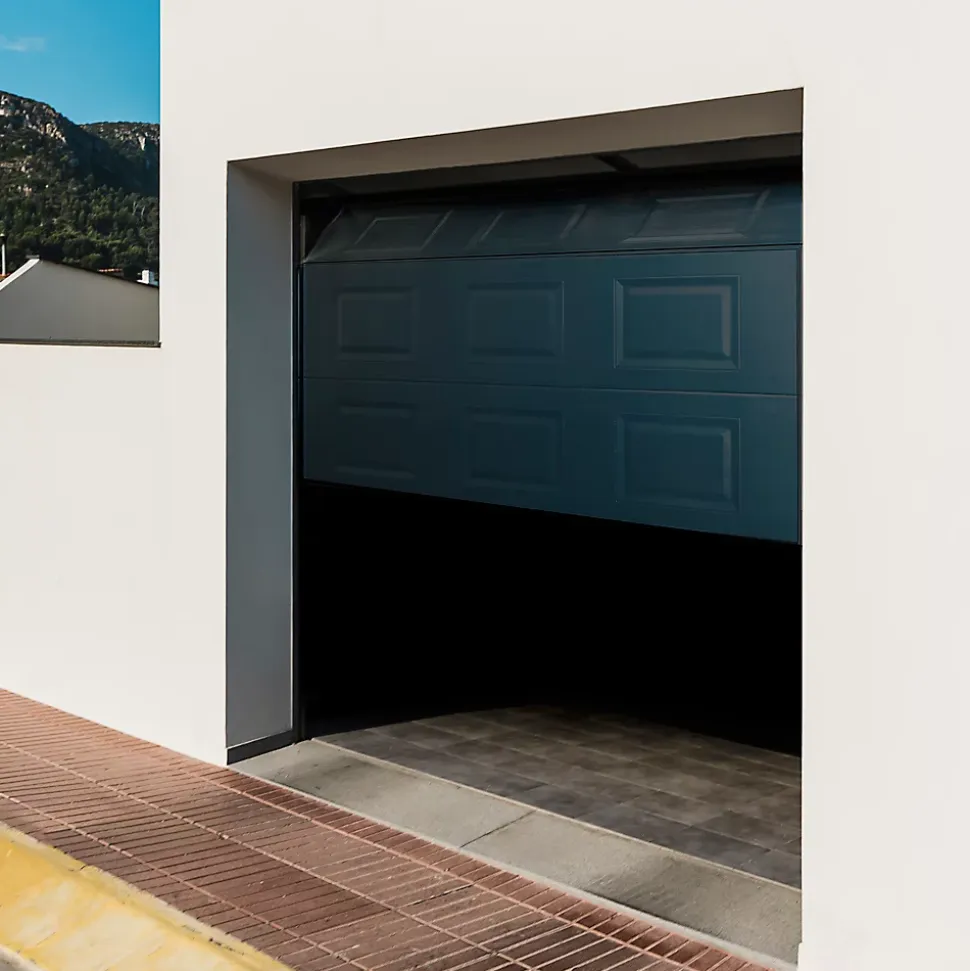 Porte de garage sectionnelle à cassettes acier GoodHome gris RAL 7016 - L.240 x h.200 cm - motorisée (en kit)