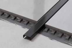 Profilé décoratif C en acier inoxydable pour carrelage Noir satiné - 40 mm x 2700 mm x 0,65 ep.
