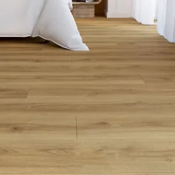 Sol stratifié Towcester GoodHome, passage élevé AC4, effet chêne blond, L.138,3 cm x l.19,3 cm x ép.8 mm, résistant à l'eau