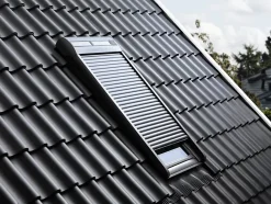 Volet roulant rigide pour fenêtre de toit, gris anthracite, à énergie solaire, l.134 x H.140 cm, Velux SSL UK08 0000S